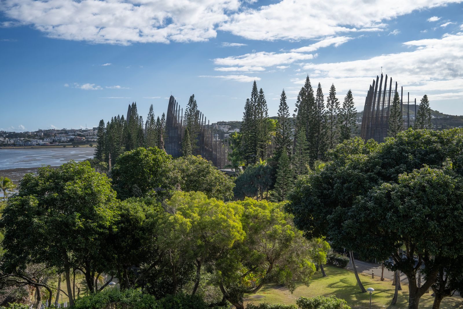 Le centre culturel Tjibaou à Nouméa, entouré de végétation